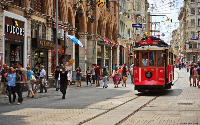 İstiklal Caddesi'nde Tarihi Bir Yürüyüş Eğlence Alışveriş ve Lezzet Durakları
