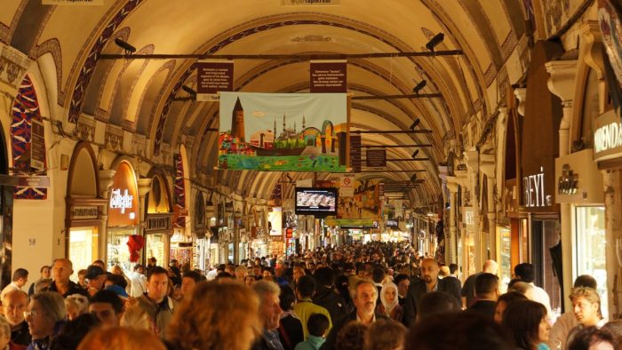 Kapalıçarşı'da Renkli Bir Labirent Tarihi ve Alışveriş Keyfi